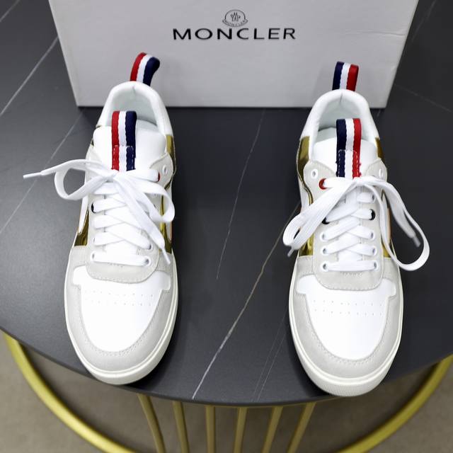 出厂价： Moncler 盟可睐 蒙口 -鞋面：品牌布匹拼接皮料车 -内里：舒适透气 -大底：原版轻便耐磨大底 -超高品控 做工精细：凸显 高端 贵气 档次 -